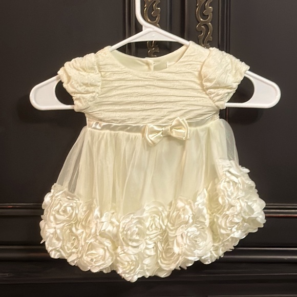 Off white Ruffled dress with rosettes on the bottom button up back 6-9 months - Picture 3 of 10